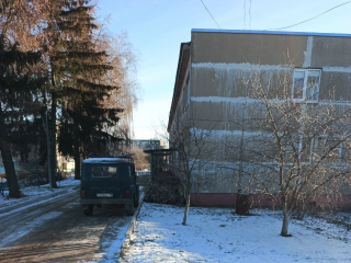 Жильцы Западного, 37 добились демонтажа дорожного знака о запрете стоянки во дворе