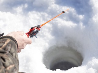 Куда сбежать от суеты с удочкой и термосом: лучшие места для зимней рыбалки в Подмосковье