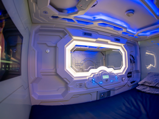 Женщина застряла в капсуле: как отдых в аэропорту пошел не по плану для одной из пассажирок