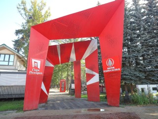 Голосуем за подмосковное: как павильон-кинолента и арка-буква соревнуются за внимание всей страны