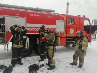 На два караула — один пожар: история спасения двухэтажного деревянного дома