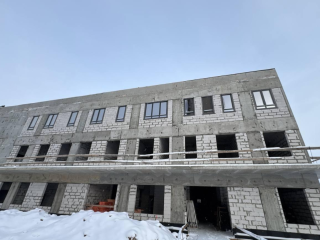 В Одинцове стройка идет полным ходом: в возводимой поликлинике рабочие монтируют окна и прокладывают теплотрассу