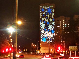 Гигантские снежинки выросли на фасаде многоквартирного дома в Серпухове