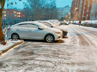 Коммунальные службы с утра ведут уборку снега и обработку дорог