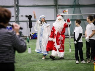 Дед Мороз, Снегурочка и клюшки: необычный новогодний турнир для школьников