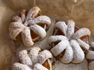 Для новогоднего настроения за 15 минут: яблочные слойки на скорую руку