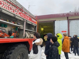 Как не растеряться при пожаре: пожарные провели интерактивный урок для школьников Глухова