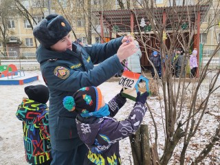 Воспитанники серпуховского детсада «Пчелка» научились пожарной безопасности через игры и повесили кормушки с символикой МЧС