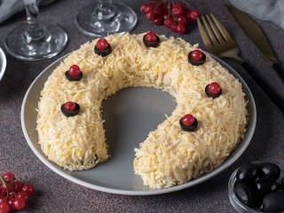 «Подкова» на счастье: оригинальный салат из простых продуктов для новогоднего стола