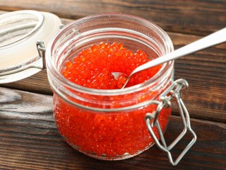 Пять проверенных салатов с красной икрой для новогоднего стола от местного кулинара