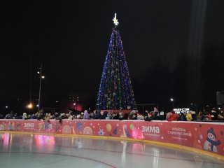 Бесплатный вход и 15 тыс. гостей: как работает каток на главной площади в Чехове