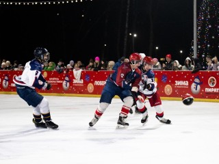 Мяч, лед и коньки: как в Люберцах создали новый вид спорта и провели первый в истории матч