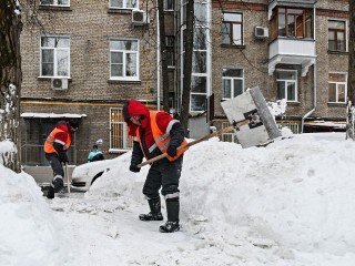 Что делать жителям Дмитрова, если во дворе не убрали снег и лед: куда обращаться