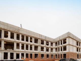 Образование с комфортом: в Красногорске строят новую школу с лифтами, зонами отдыха и амфитеатром — когда открытие?