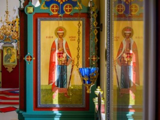 Что делать со старой иконой: можно ли ее закопать или сжечь