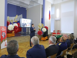 «Обязаны помнить и уважать»: парту Героя Михаила Токмянина установили в Балашихе