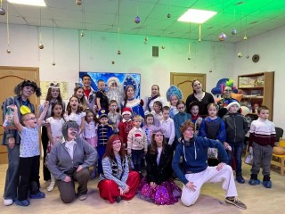 «Бременские музыканты» для особенных сердец: как в Серпухове поздравили замещающие семьи