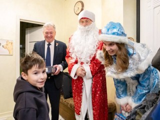 Дед Мороз подарил детям сказку благодаря акции «Елка желаний»