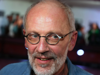 Почему все жены Гордона моложе его? Психолог назвал возможные причины