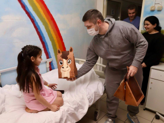 Праздник перед Новым годом: фонд «Рукава» поддержал маленьких пациентов ожогового центра