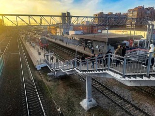 Больше не пройти: на станции МЦД-1 установили ограждение рядом с железной дорогой