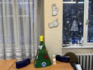 Елка с экоподходом: в колледже Реутова студенты украсили холл самодельными игрушками