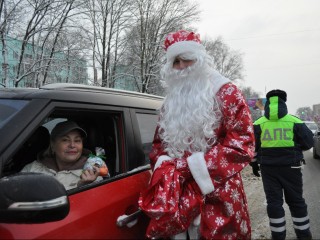 Водители и пешеходы получили подарки от «полицейского» Деда Мороза