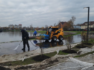 Новая жизнь набережной озера Торфяное: место для прогулок и отдыха готовят к открытию