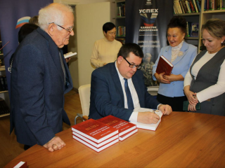 Депутат Мособлдумы подписал авторские книги для окружных библиотек