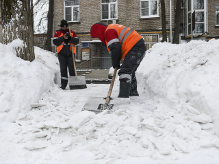 Снег в городе убирают десятки машин и более 50 специалистов