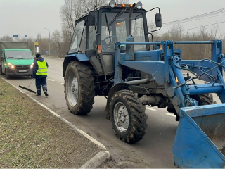 Коммунальщики очистили дорогу и парковки у парка «Елочки»