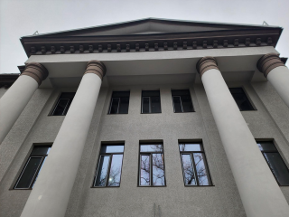 В поликлинике №1 монтируют двери, каркасы и новые потолки