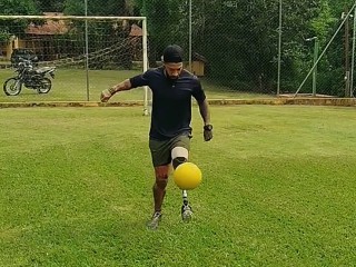 Сальто назад и игру в футбол показал пользователь щелковского протеза в Бразилии