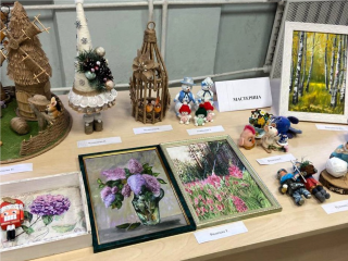 Уникальную выставку работ жителей старшего возраста открыли в Мытищах