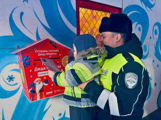 Дети и автоинспекторы написали письма Деду Морозу о безопасности на дорогах