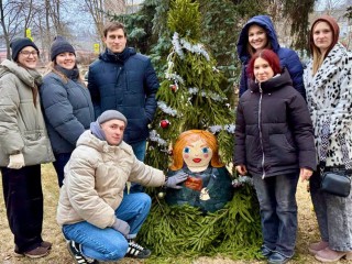 Молодежный парламент Можайска удивил елкой в виде матрешки-талисмана