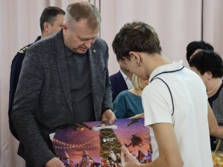 Дед Мороз в пиджаке: ступинские депутаты исполнили новогодние мечты 23 детей