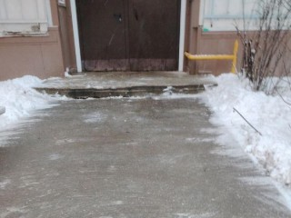 Коммунальщики очистили придомовую территорию на Октябрьской от избытка реагентов