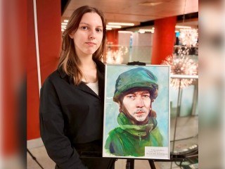 Портрет героя кисти волоколамской школьницы представили на выставке в Мособлдуме