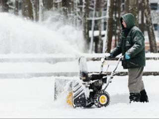 Новые стандарты зимней уборки: как расчищают от снега дворы и улицы Подмосковья?