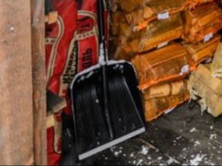 Натрите лопату этим копеечным средством, чтобы снег больше к ней не прилипал