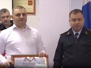 Таксист, спасший бабушку от потери ₽3 млн, получил благодарность от полиции
