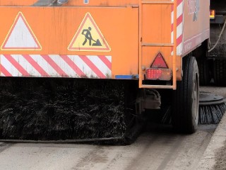 Трактор поднял пылевую бурю: расчистка дорог в Апрелевке превратилась в экстремальное шоу