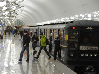 Поезда задерживаются на БКЛ: человек упал на пути в метро 8 декабря