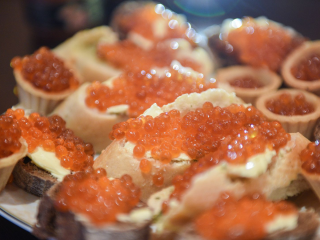 Врач предупреждает: не увлекайтесь красной икрой на Новый год