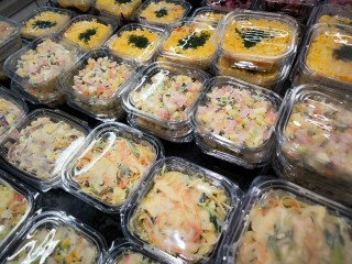 Вкусный и опасный: этот коварный салат подстерегает вас в Новый год