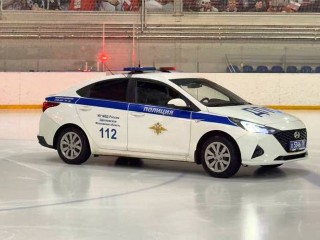 Патрульный автомобиль ДПС прокатился по ледовой арене в Щелкове