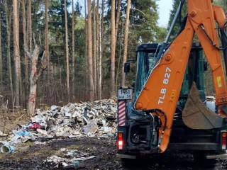 В одном из лесов вблизи дороги в Ленинском округе рабочие вывезли 120 кубометров мусора