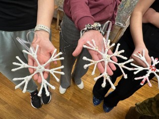 «Мы повесим шарики»: как в пгт Измайлово создавали новогоднее настроение