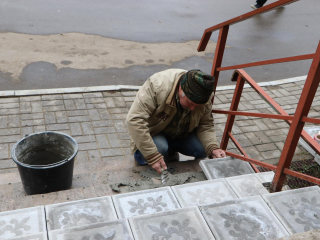 В Центральном,2 решили проблему аварийных ступеней